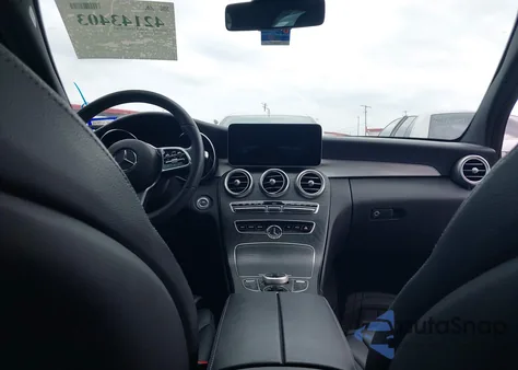 2019 Mercedes-Benz C 300 z USA, uszkodzony, nr VIN 55SWF8DB0KU307061